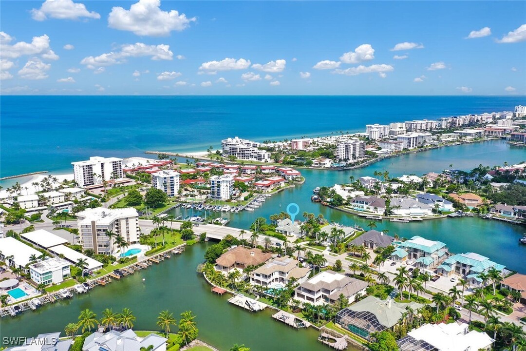 215 Mooring Line Dr in Naples, FL - Foto de edificio