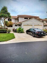 551 Prestwick Cir in Palm Beach Gardens, FL - Building Photo