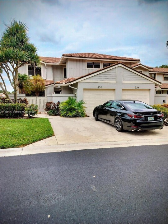 551 Prestwick Cir in Palm Beach Gardens, FL - Building Photo