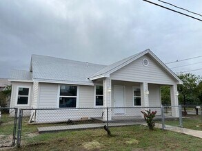 401 W Elm St in Laredo, TX - Building Photo - Building Photo
