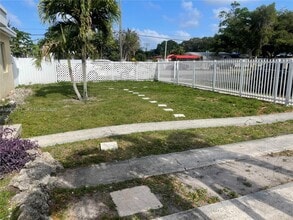 115 NW 120th St in North Miami, FL - Foto de edificio - Building Photo