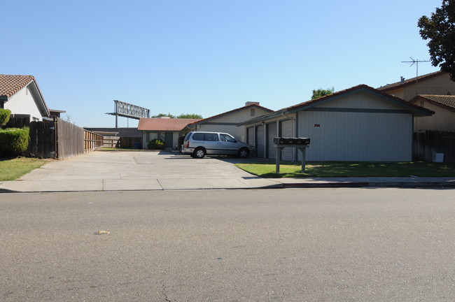 276-282 N Northwoods Ave in Manteca, CA - Building Photo - Building Photo