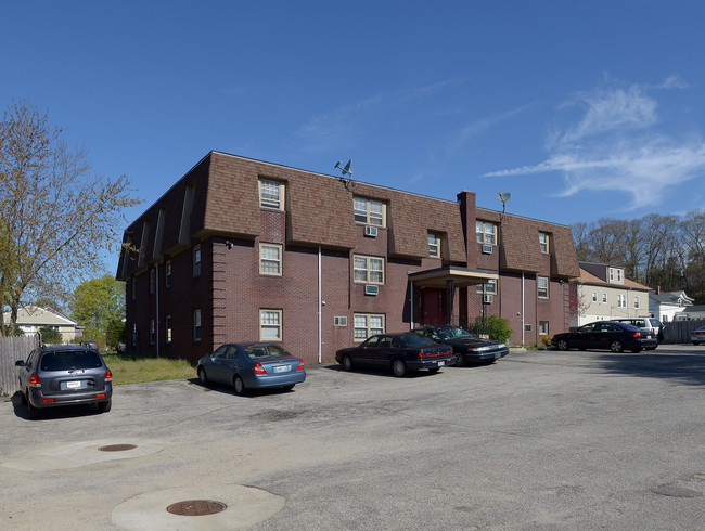 10 Fenway St in North Providence, RI - Foto de edificio - Building Photo