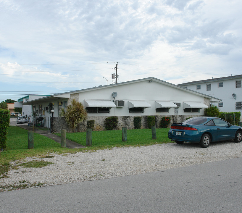 715 NE 166th St in Miami, FL - Foto de edificio