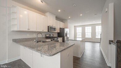 6404 Wild Plum Dr in Frederick, MD - Building Photo - Building Photo