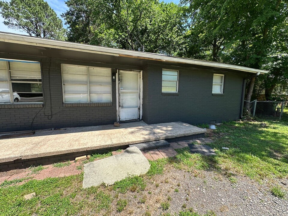 307-309 E Fir St in Russellville, AR - Building Photo