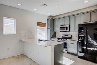 5004 Baker St in Austin, TX - Building Photo - Building Photo