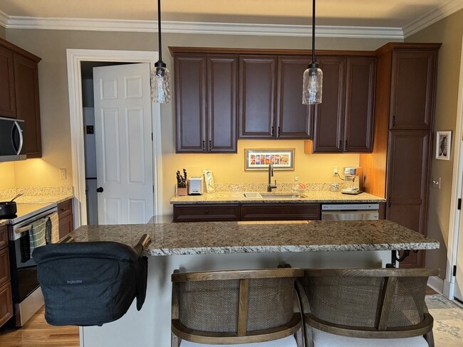 101 S Saginaw St, Unit 203 in Holly, MI - Foto de edificio - Building Photo