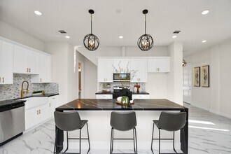 5906 St Augustine St in Houston, TX - Foto de edificio - Building Photo