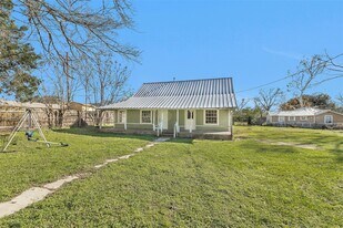 203 W Powell St in Willis, TX - Building Photo