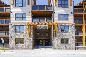 128 Deer St in Canmore, AB - Building Photo - Building Photo