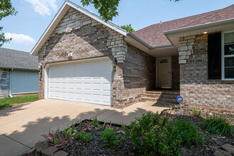709 E Placer Mill Rd in Nixa, MO - Foto de edificio - Building Photo