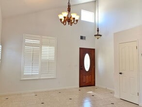 1060 Hemlock Ct in Hollister, CA - Building Photo - Building Photo