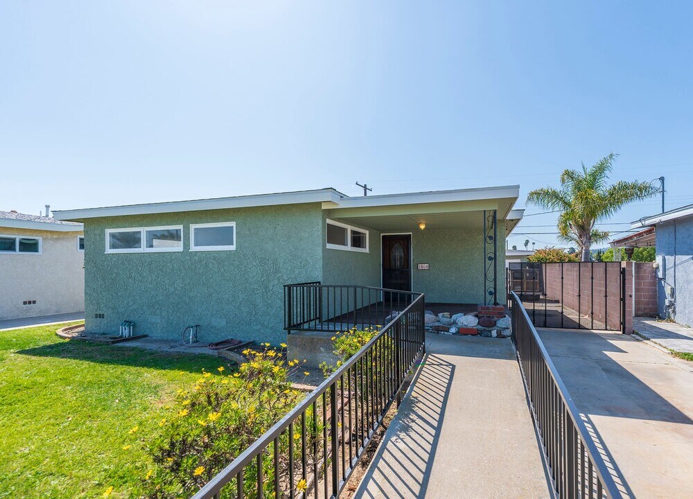 1606 248th St in Harbor City, CA - Foto de edificio