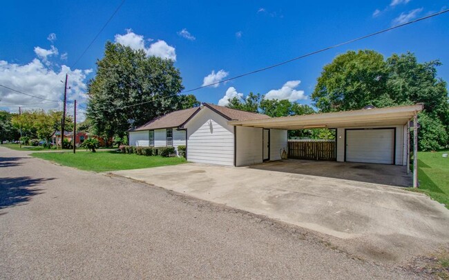 327 Reese Rd in Crosby, TX - Building Photo - Building Photo