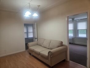 124 Oak St, Unit 1st floor in Amityville, NY - Building Photo - Building Photo