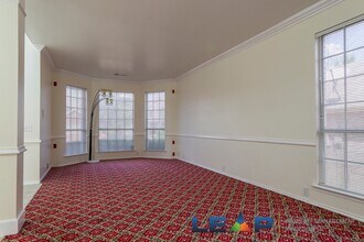 2216 Oak Park Dr in Bedford, TX - Foto de edificio - Building Photo