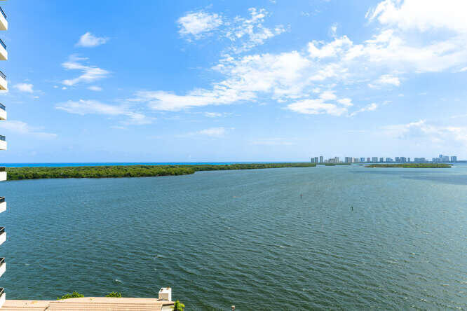 100 Lakeshore Dr in North Palm Beach, FL - Building Photo