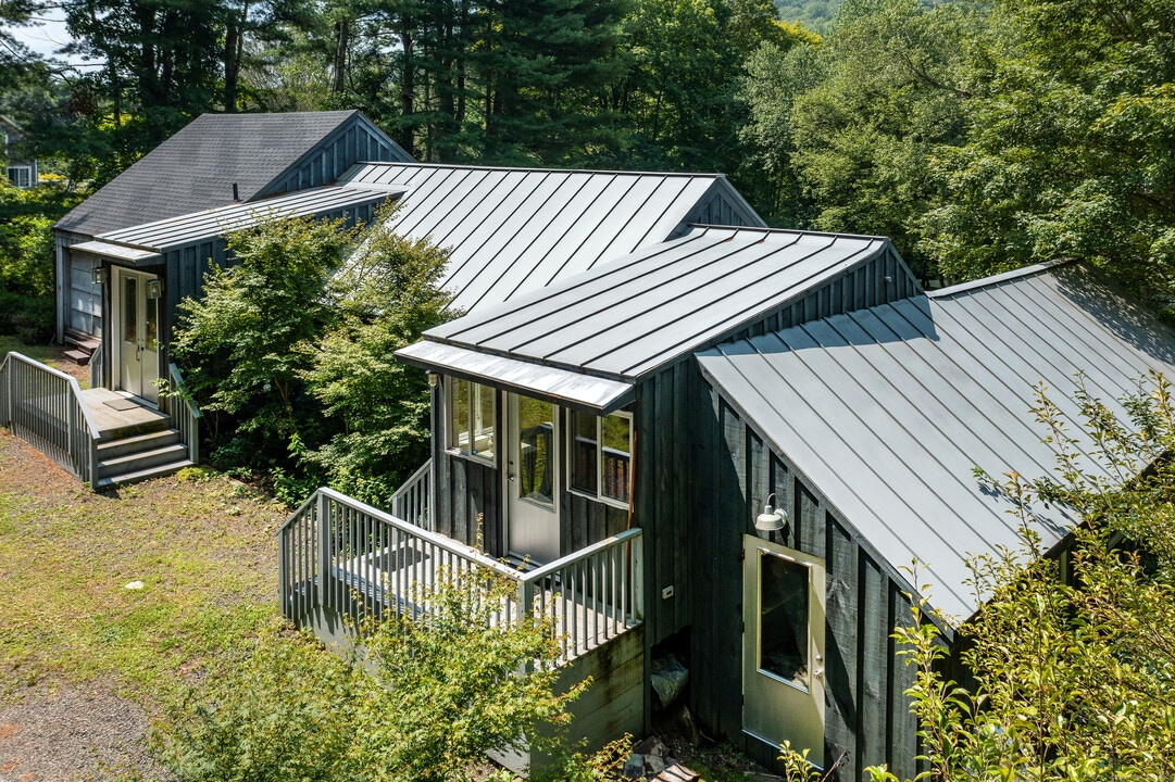 359 Nettleton Hollow Rd in Washington, CT - Building Photo