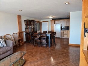 502 Beach St, Unit #405 in Revere, MA - Foto de edificio - Building Photo