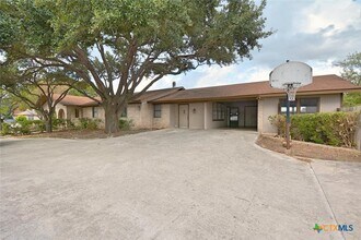 1274 E Common St in New Braunfels, TX - Building Photo - Building Photo