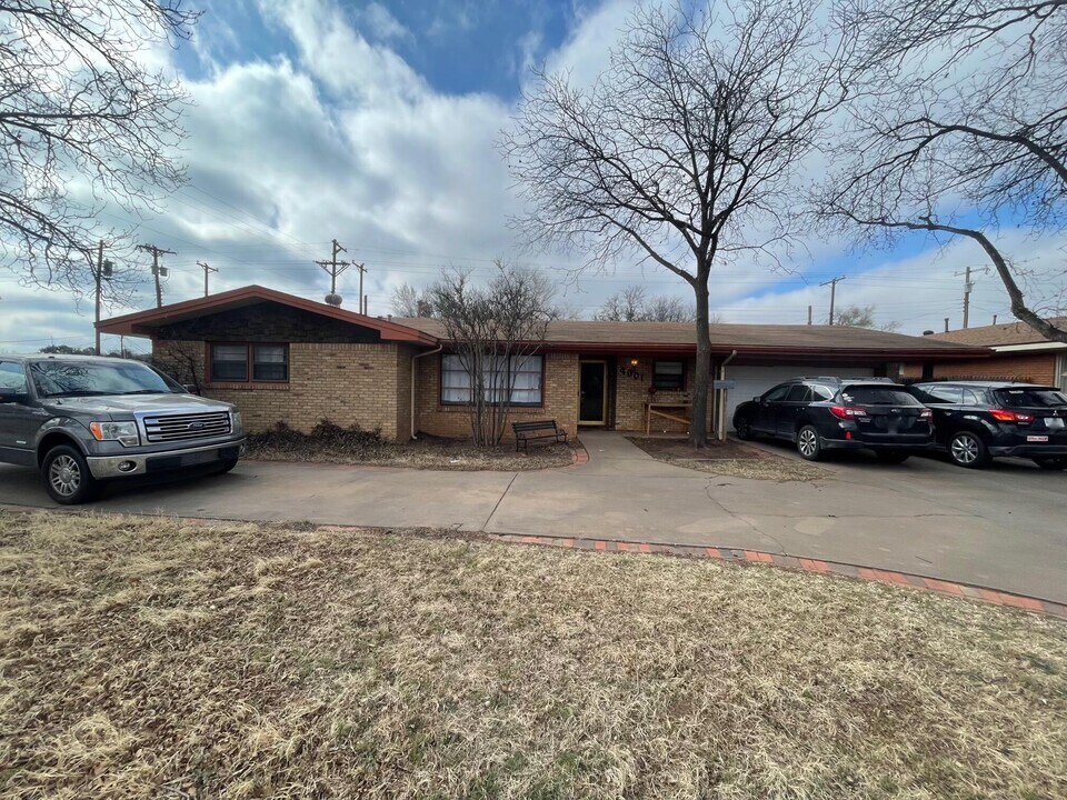 4901 18th St in Lubbock, TX - Building Photo