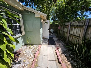 279 SW 8th St in Dania Beach, FL - Building Photo - Building Photo