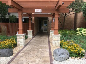 5950 Oakwood Dr in Lisle, IL - Building Photo