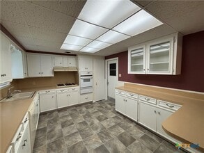 107 Yorkshire Ln in Victoria, TX - Building Photo - Building Photo