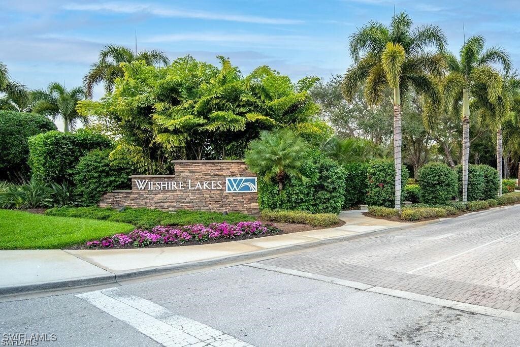 3765 Fieldstone Blvd in Naples, FL - Building Photo