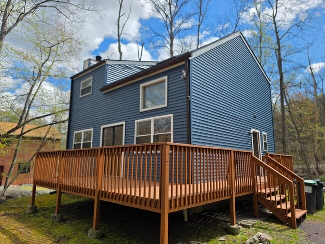 362 Somerset Dr in East Stroudsburg, PA - Foto de edificio - Building Photo