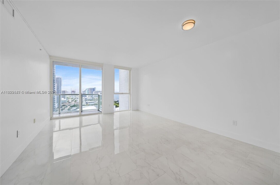 244 Biscayne Blvd, Unit 3704 in Miami, FL - Building Photo