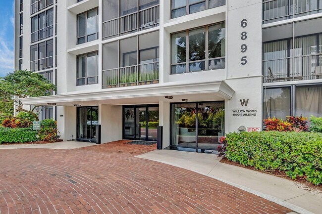 6895 Willow Wood Dr in Boca Raton, FL - Building Photo - Building Photo