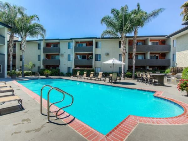 Cornerstone Apartment Homes in Canoga Park, CA - Foto de edificio