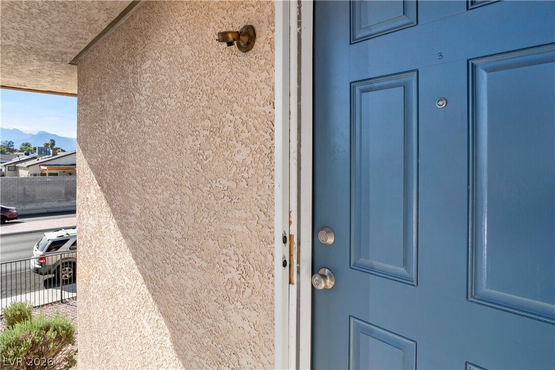 2221 N Jones Blvd in Las Vegas, NV - Building Photo