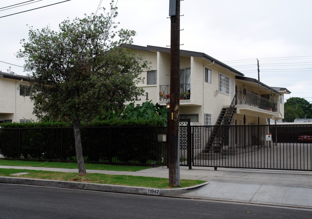 11947 Gale Ave in Hawthorne, CA - Building Photo