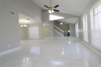 4611 Silver Fox Dr in Houston, TX - Building Photo - Building Photo