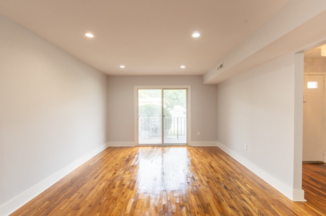 1903 Country Ln in Ewing Township, NJ - Foto de edificio - Building Photo