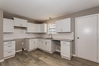 1013 N Jan-Mar Dr in Olathe, KS - Building Photo - Building Photo