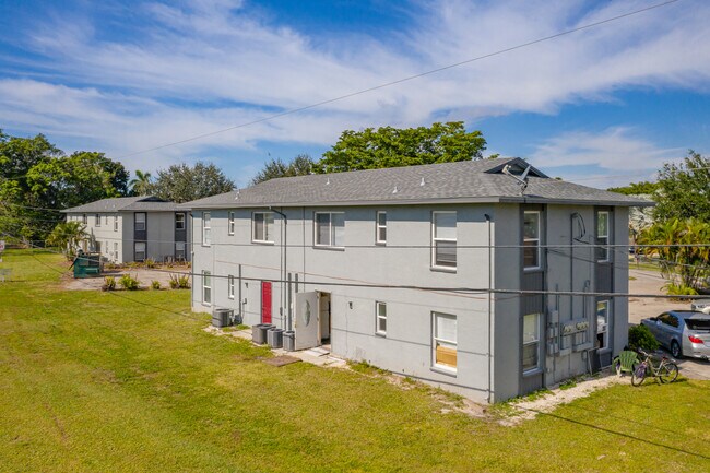 16931 Juanita Ave in Ft. Myers, FL - Building Photo - Building Photo