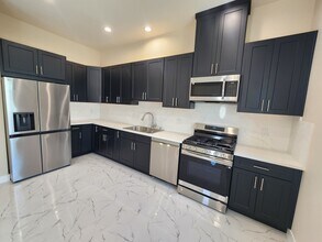 10926 Olinda St in Sun Valley, CA - Building Photo - Building Photo