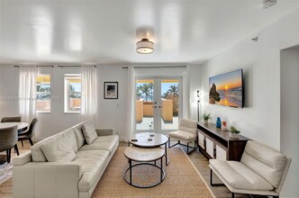 834 Ocean Dr in Miami Beach, FL - Building Photo - Building Photo