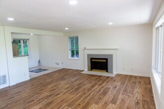 17305 Dayton Ave in Shoreline, WA - Building Photo - Building Photo