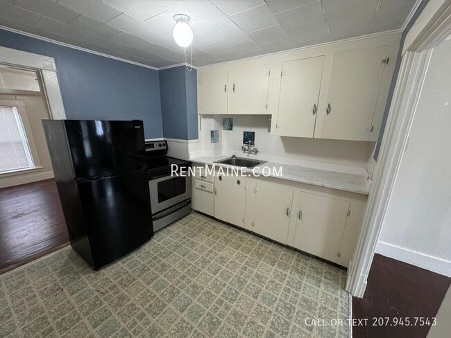 145 Essex St, Unit C in Bangor, ME - Foto de edificio - Building Photo