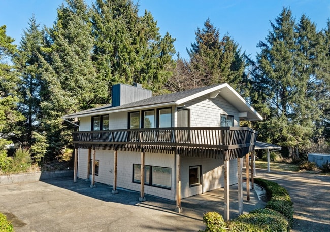 property at 1508 S Hoquiam Ln