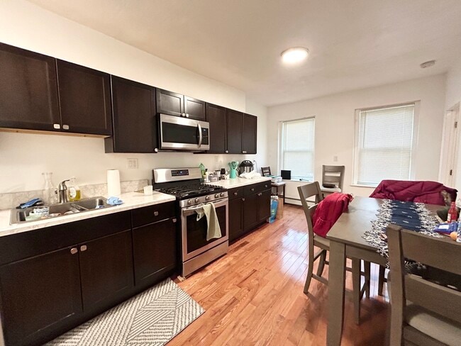 66 Hammond St, Unit 3 in Boston, MA - Foto de edificio - Building Photo