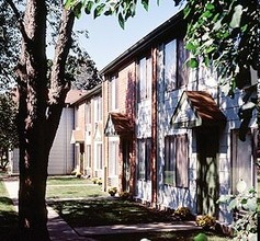 Buena Vista Apartments & Townhomes in Elgin, IL - Building Photo - Building Photo