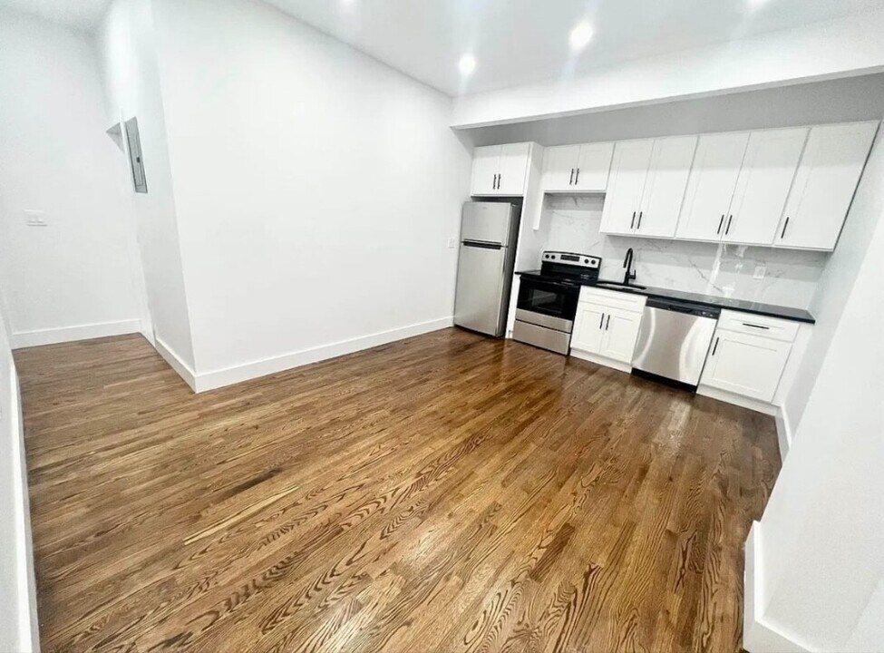 249 Powers St in Brooklyn, NY - Building Photo