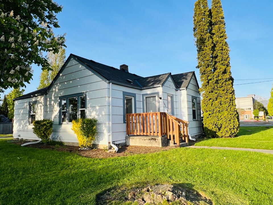 1303 E Broadway in Mount Vernon, WA - Building Photo