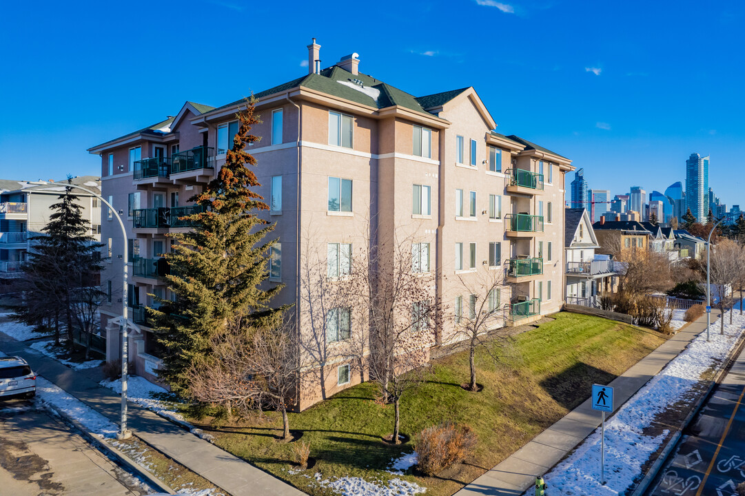 Sunalta Manor in Calgary, AB - Building Photo